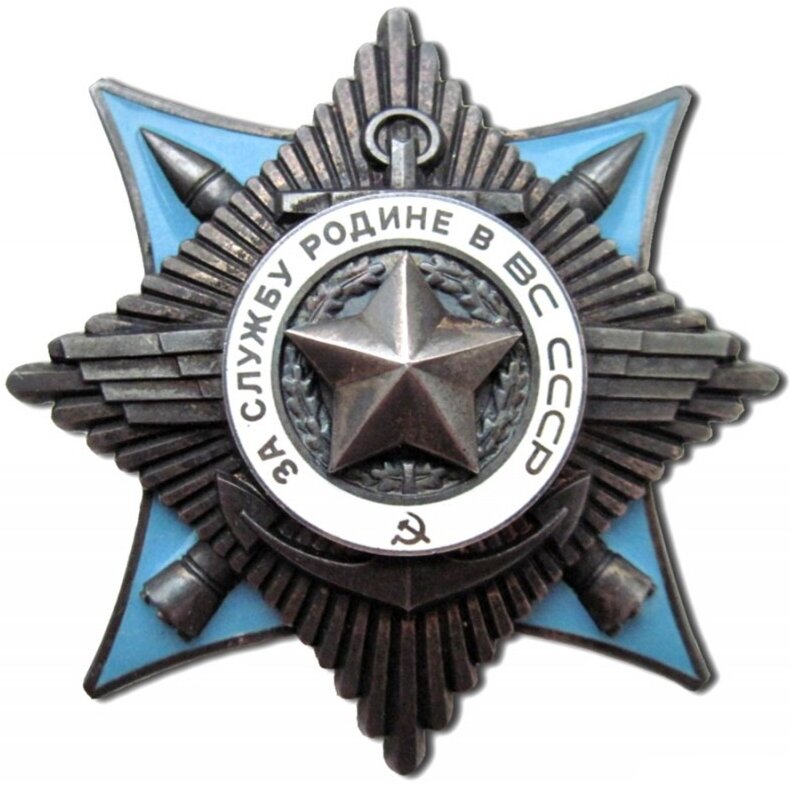 На иллюстрации представлен знак ордена "За службу Родине в ВС СССР" III степени, который представляет собой две скрещённых четырёхконечных звезды. Верхняя звезда ордена выполнена из серебра и составлена из расходящихся лучей. В её центре находится серебряная пятиконечная звезда в серебряном же дубовом венке на голубом фоне, окружённая белой эмалевой лентой с надписью: "ЗА СЛУЖБУ РОДИНЕ В ВС СССР" и изображением серпа и молота. Звезда и лента наложены на выпуклые якорь и крылья из оксидированного серебра. Нижняя четырёхконечная звезда ордена покрыта голубой эмалью, на звезду наложены выпуклые перекрещённые изображения ракет из оксидированного серебра. Высота и ширина знака ордена составляла 58×58 мм, что было очень крупным размером для советских наград (его по данным параметрам превосходил только орден "Победа")