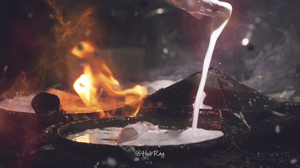 Раскаленные угли и литры масла. Жар и языки пламени.