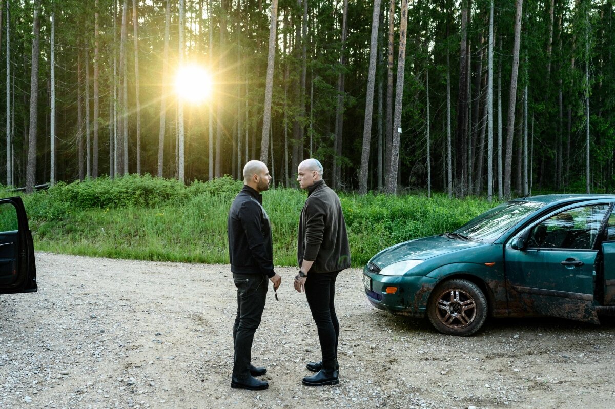 Справа латвийская мафия, слева - неаполитанская. Найдите, как говорится, пять отличий. 