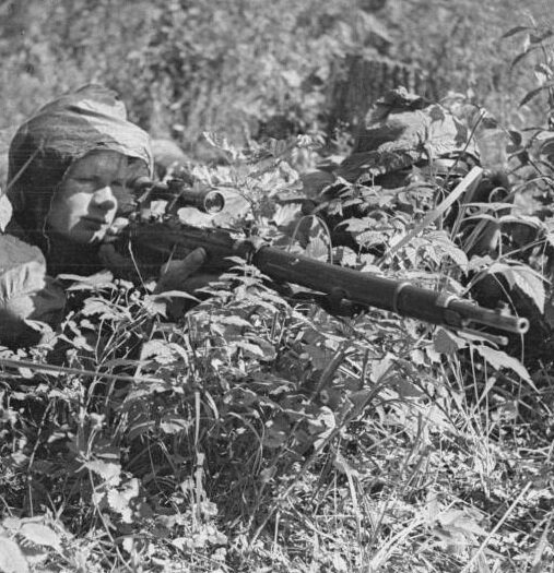 Советский снайпер времён ВОВ на задании...