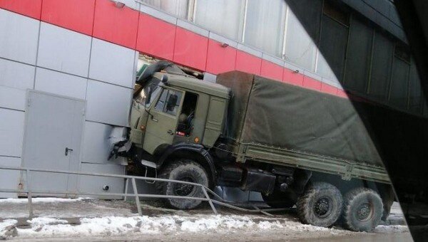 Огромный грузовик пробил стену и едва не въехал в торговый зал!