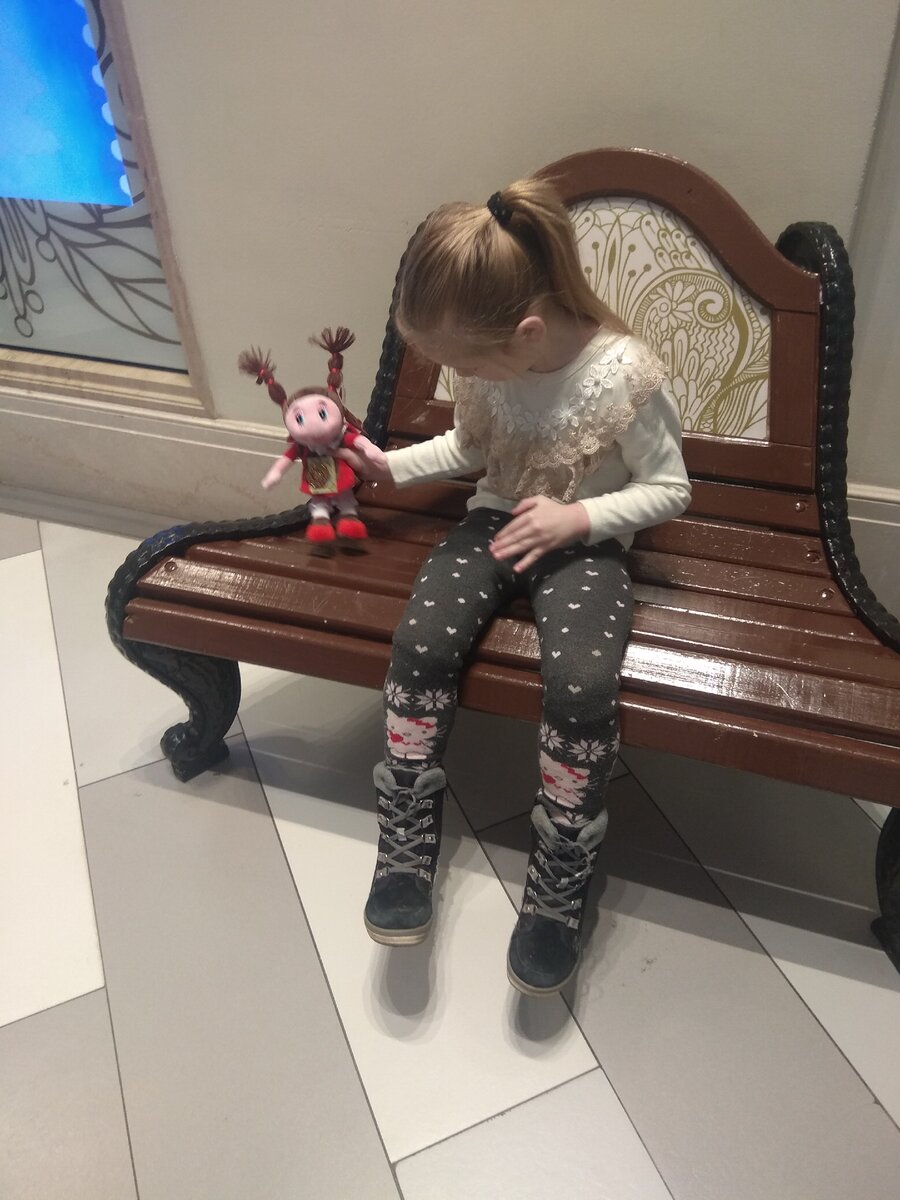 Личное фото автора. Анюта только в 7 начала осваивать сюжетно-ролевые игры. До 4-5 лет в основном были манипуляции игрушками и минимум их использования по назначению. У нее тоже есть особенности сенсорной системы. При ЗПР это может быть. Некоторые моменты до сих пор остаются с нами.