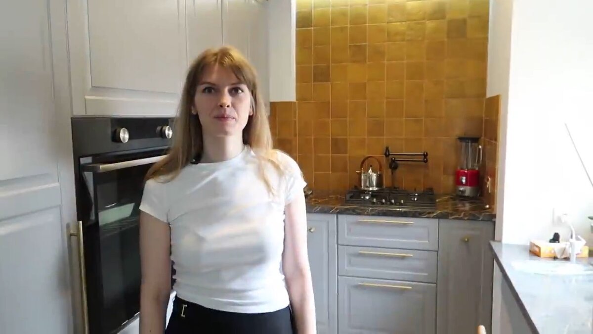 Юля на своей кухне 6 кв.м. в сталинке