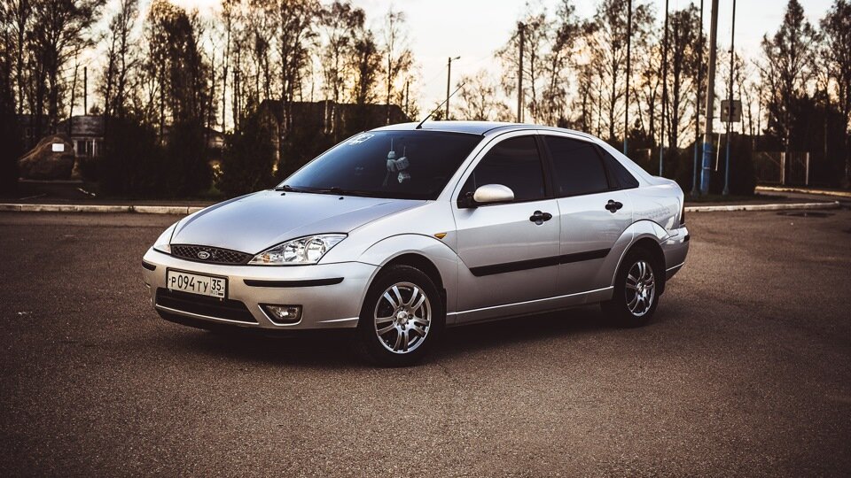 FORD FOCUS 1 (1998-2005) цена варьируется от 120 до 210 тысяч рублей.