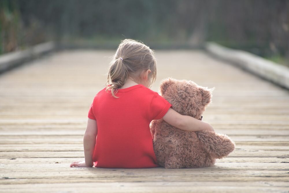 4 причины, по которым ребенок может себя ощущать одиноким