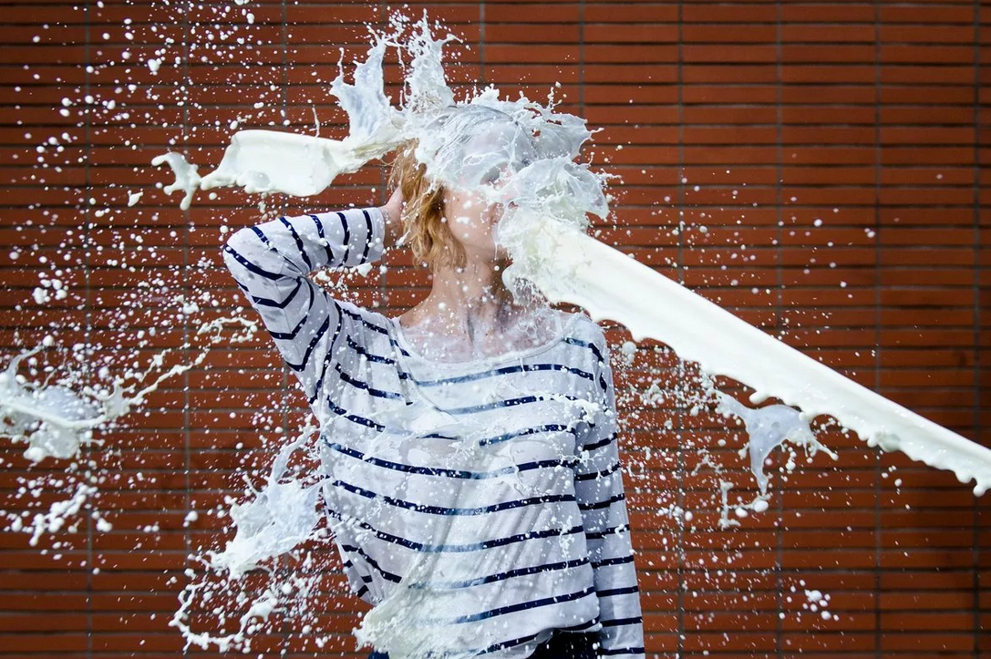 девушка брызгает молоком. девушка под струей воды. девушка брызгает молоком. девушка с молоком. девушка брызгает молоком.