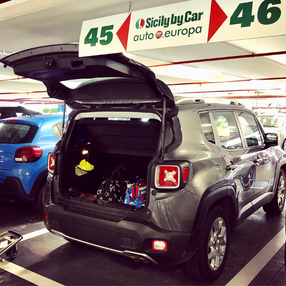 У прокатной конторы Sicily by Car (работает по всей Италии) хороший рейтинг, большой парк автомобилей и удобная схема получения и возврата машин