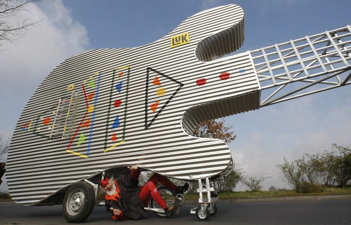 Немецкий дизайнер Диди Сенфт и его велосипед. Фото взято из сервиса "Яндекс. Картинки".