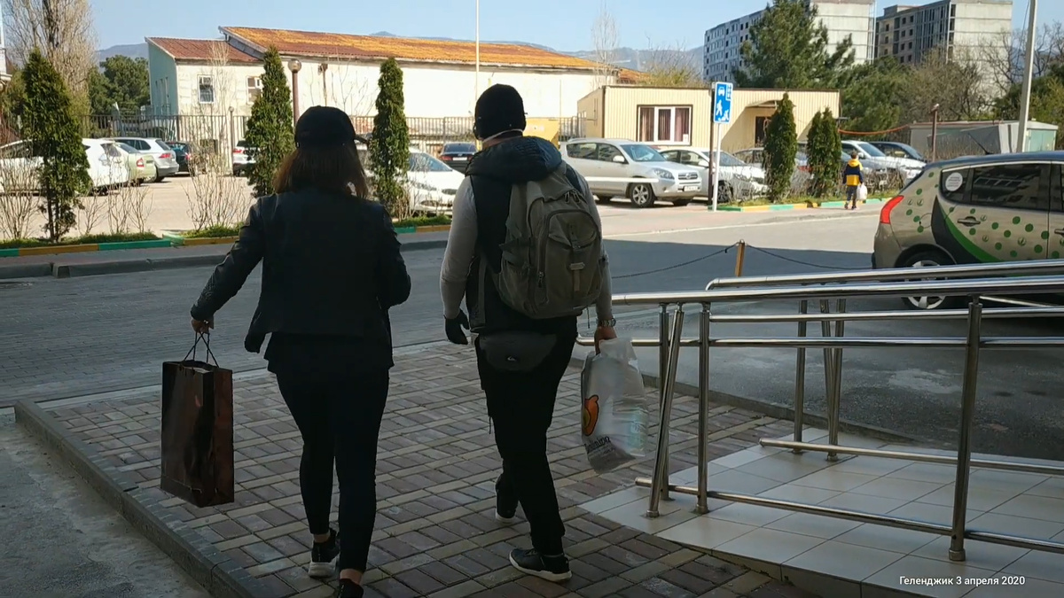 Им все же удалось проникнуть в город. Без машины...