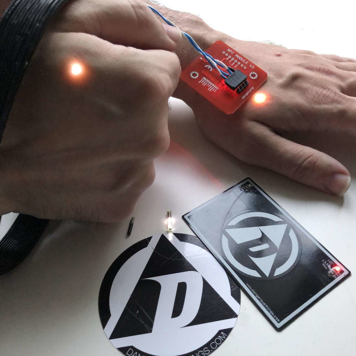 Чип, реагирующий на NFC-ридер