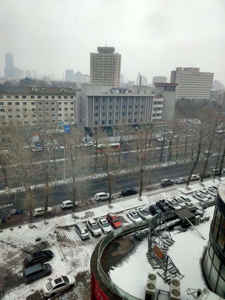 Фото из архива. Больше 7 миллионов населения, а вид из окна на пустые улицы. 