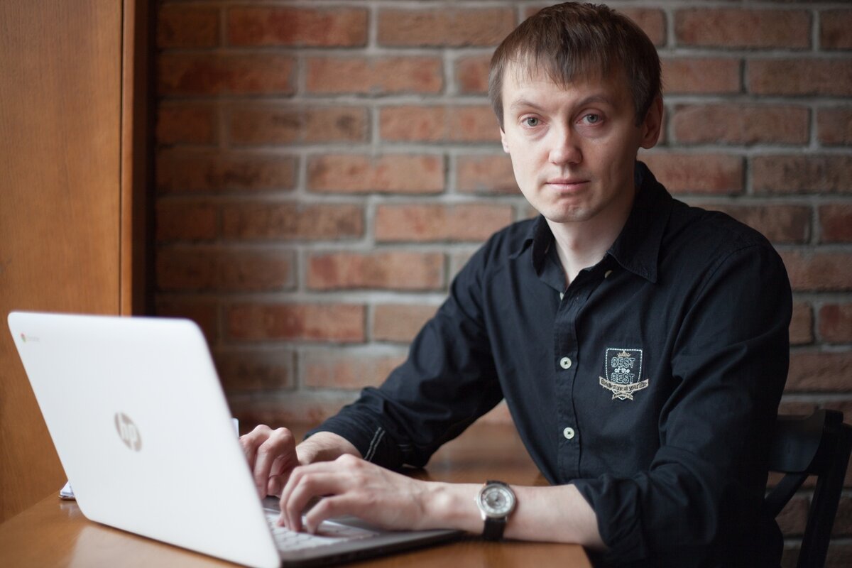 Уехал в 17 лет из дома. Один. И тогда не было интернета и сотовых. Писали письма.