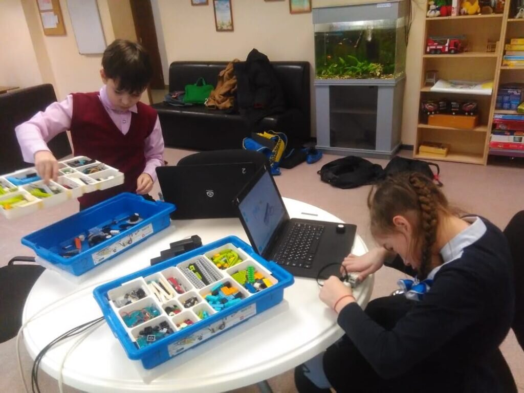 Дети на уроке робототехники. Фото: Центр помощи инвалидам «Святое дело».