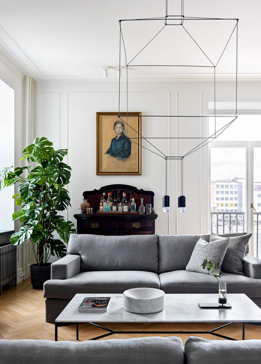 Гостиная. На заднем плане антикварный буфет из семейной коллекции; над ним портрет бабушки — адвоката Марии Сергеевны Благоволиной.