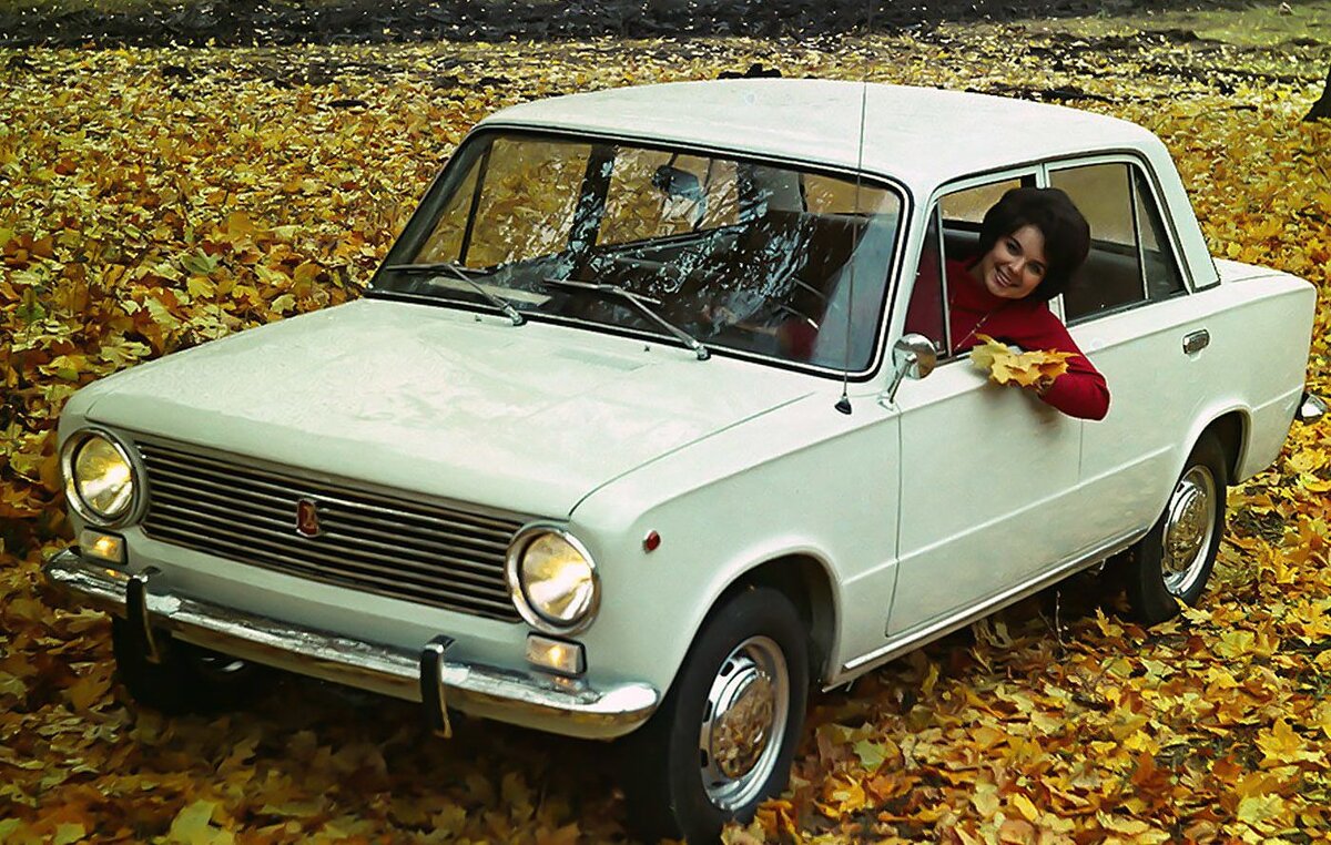 ВАЗ-2101 до 1975 года выпуска, отличительная особенность, зеркало на крыле