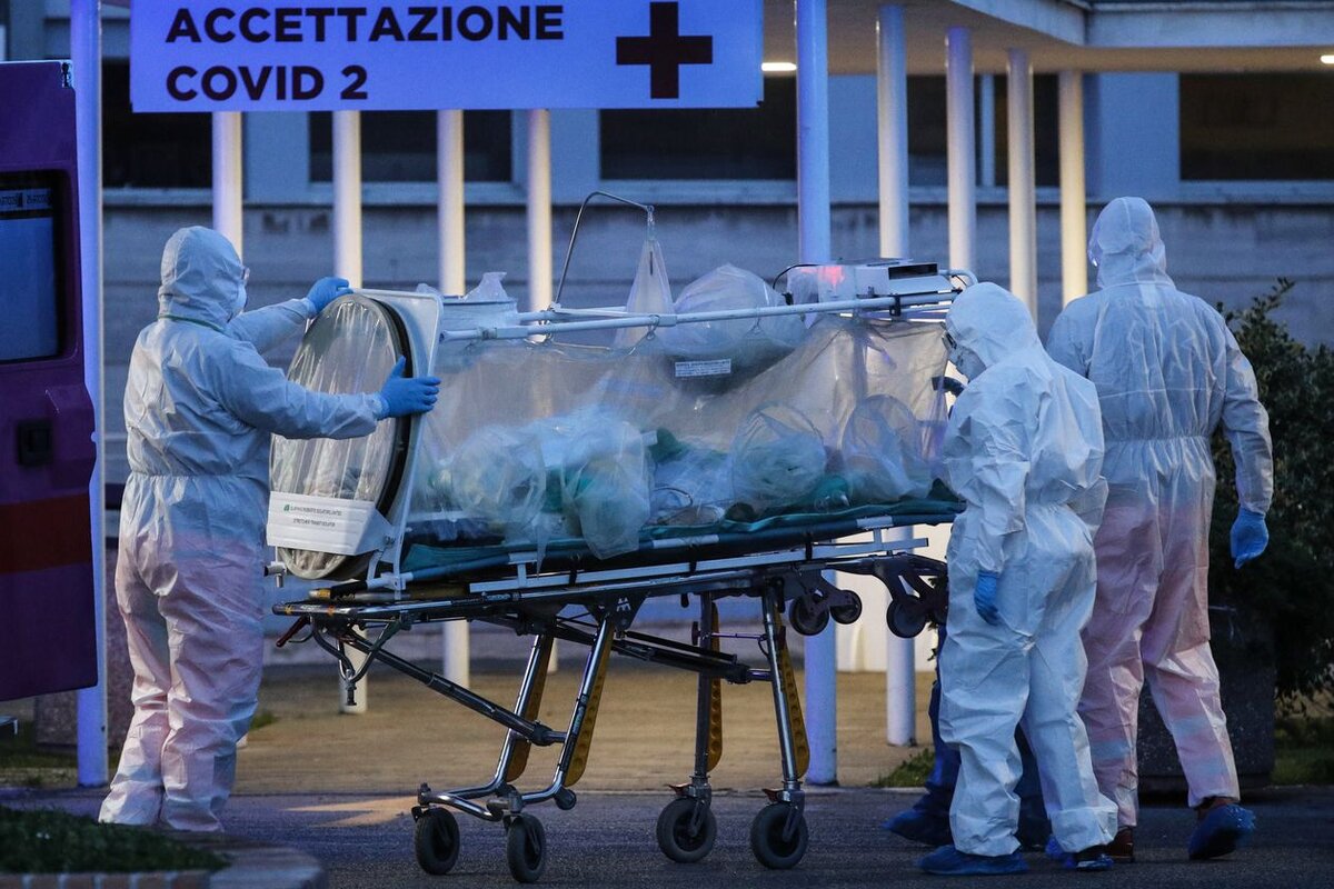 На этом фоне стали появляться другие версии. Так, 12 марта официальный представитель МИД КНР Чжао Лицзянь опубликовал твит, в котором предположил, что коронавирус в Ухань завезли американские военные. К такому выводу дипломат пришел, проанализировав данные из США.Когда в США появился нулевой пациент? Сколько людей заражены? В каких они больницах? Принести эпидемию в Ухань могла американская армия. Будьте прозрачны – откройте все данные! США должны все нам объяснить!» – написал Чжао Лицзянь в твиттере. 
Госдепартамент заявил, что информация, которую озвучил Китай, не соответствует действительности.