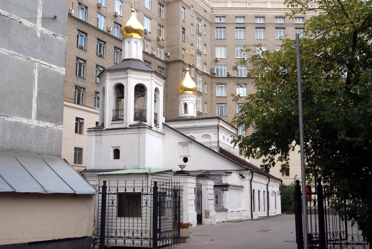 Храмы москвы архангел. Храм Архангела Михаила средний Овчинниковский переулок. Церковь Архангела Михаила в Овчинниках, Москва. Храм Архангела Михаила на Овчинниковской набережной. Храм Архангела Михаила в Замоскворечье.