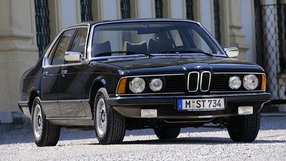 BMW E23 был первым автомобилем из 7 серии выпускался довольно долгое время с 1977- 1986. Выпускался в кузове седан. С каждым год этот автомобиль приобретал все новые и новые опции и функции. Позже после 1986 года выпуск данного автомобиля прекратился, и стала выпускаться другая модель 7 серии BMW E 32.Кузов BMW E 23 имеет острые углы, что выражает строгость автомобиля и индивидуальность. Дизайн похож на BMW E 24 и BMW E 28, их объединяют общие черты это акулья морда.
