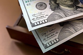 Человек решил откладывать по 3 000 руб в месяц на будущую пенсию. Даже ваш работодатель отчисляет в ПФР намного больше каждый месяц. На эти деньги он покупал акции крупных компаний РФ, которые регулярно платят дивиденды, и ОФЗ (облигации федерального займа). Заходил на биржу всего 1 раз в месяц чтобы что-то купить и все. Это не торговля и не трейдинг, это не спекуляции, это просто купил и сидишь ничего не делаешь.