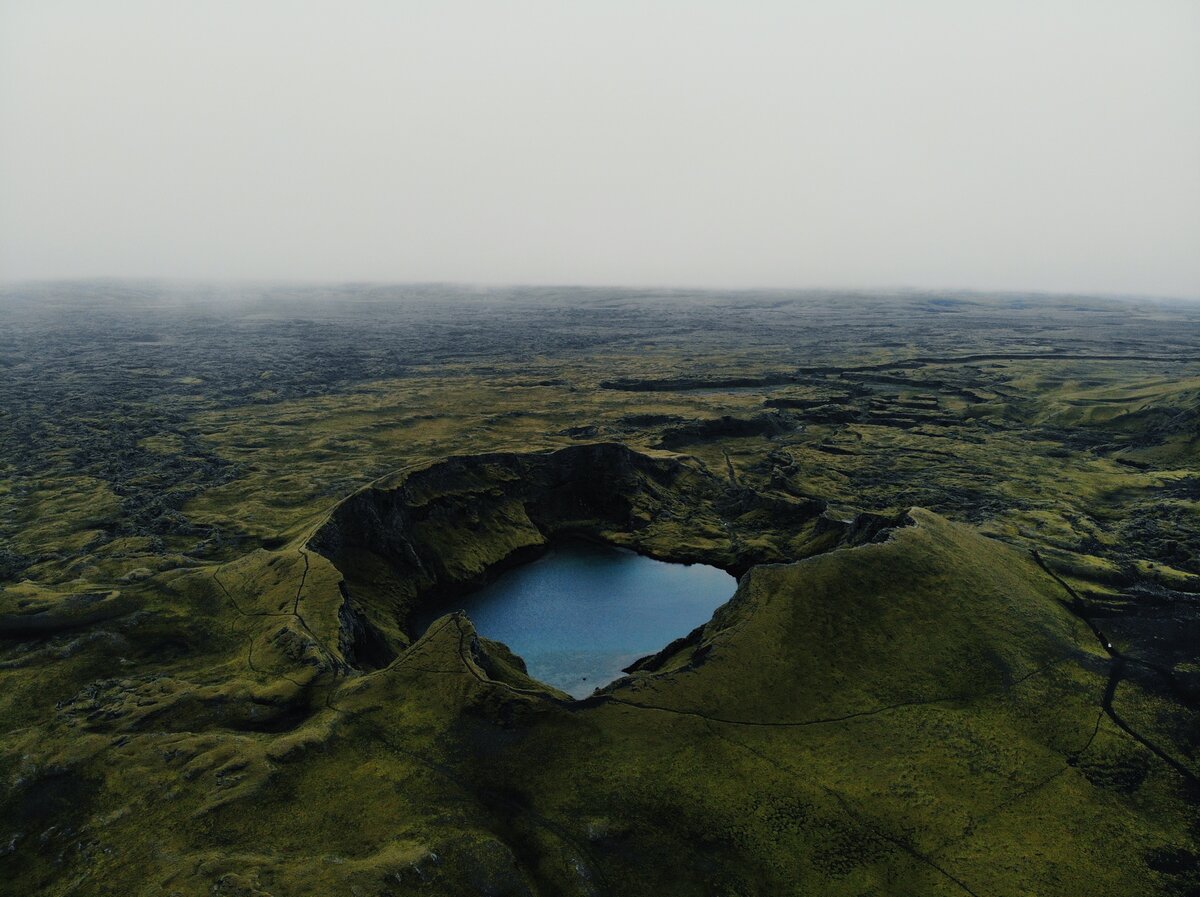 Озеро в одном из кратеров вулкана Laki, вокруг которого отличный трек для небольшого похода. Ни разу не был в этом месте в сухую погоду, всегда дождь и пасмурно.