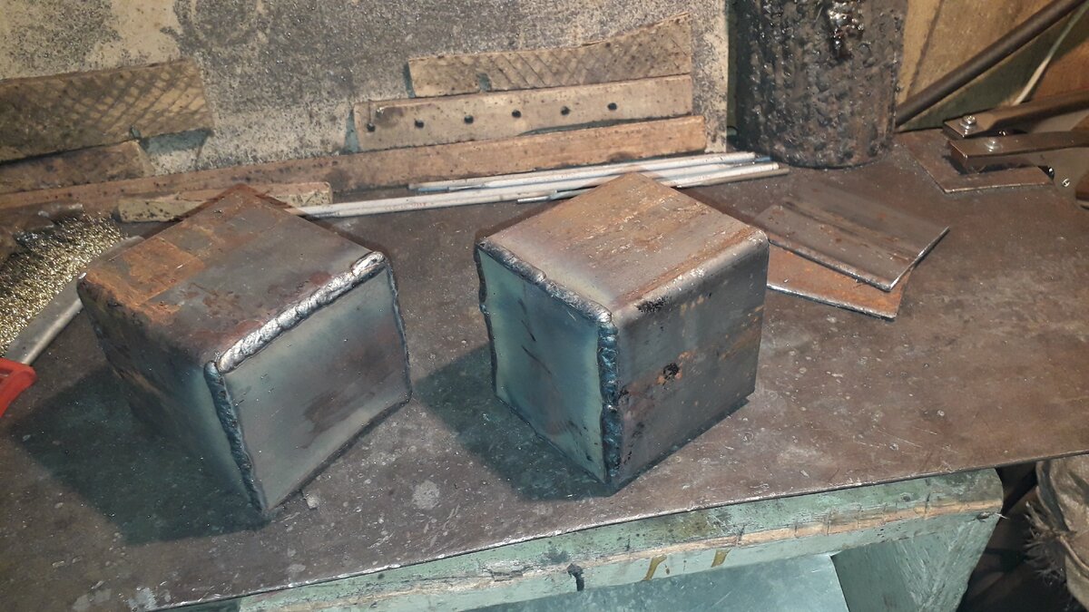 Заваривал днище полуавтоматом, но можно и электродами.