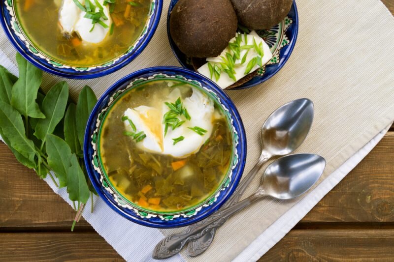 Щавелевый суп рецепт классический с яйцом пошаговый. Щавельно Крапивный суп. Суп из щавеля. Суп из крапивы и щавеля. Суп с черемшой.