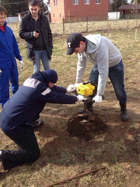 Паша и еще один "курсант" (забыл как зовут) бурят лунку под столб.