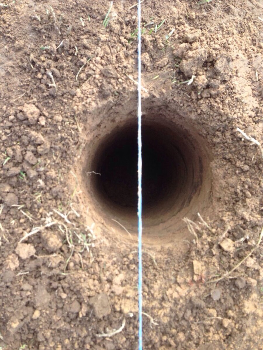 Отверстие в земле под столб. 0.8 метра, а кажется, что можно спустить НКТ и начать качать нефтяру. Эх, мечты... :D