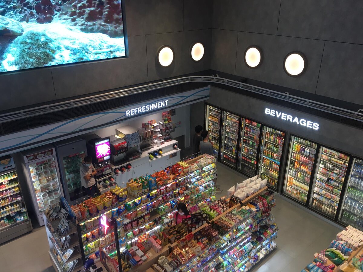 Специально для своих читателей сходил и сфотографировал уникальный 7-Элевен в Паттайе. Фотографии внутри и снаружи. Имеется парковка и зарядка для электрокаров-12