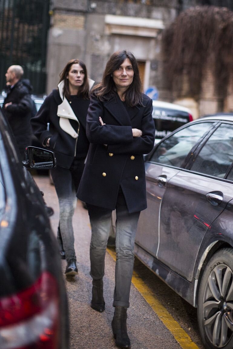 Звездный стиль: streetstyle луки главного редактора французского 'Vogue' Эммануэль Альт