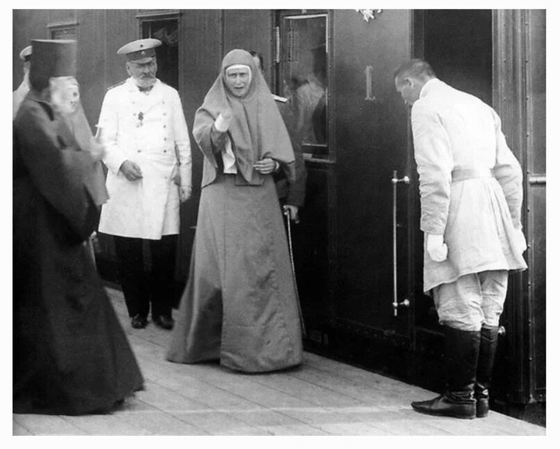 Великая княгиня Елизавета Фёдоровна садится в поезд на вокзале в Архангельске. На следующий день она будет в Вологде