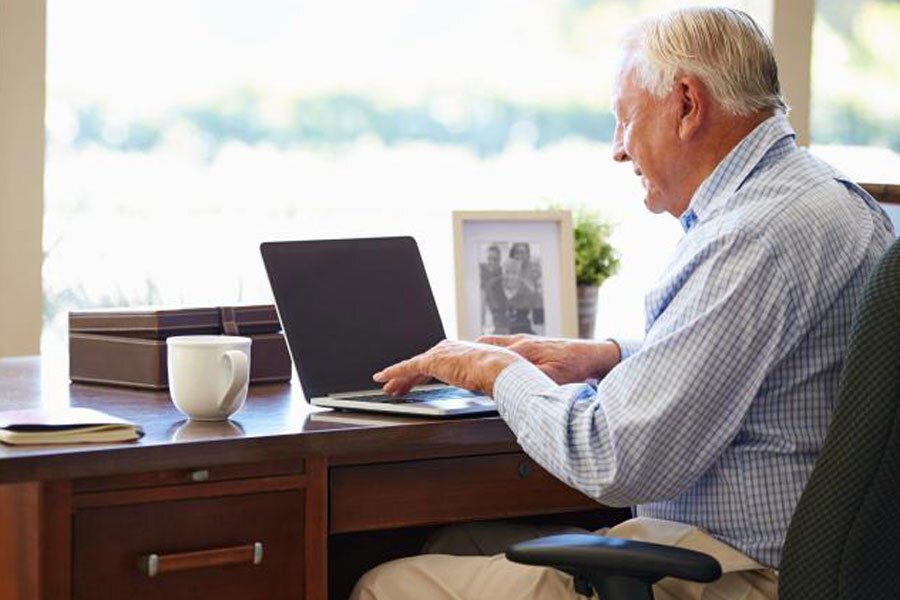 Пожилой человек за компьютером. Старик за компьютером. Пенсионер за компьютером. Пожилые люди и компьютер. Интернет льготный