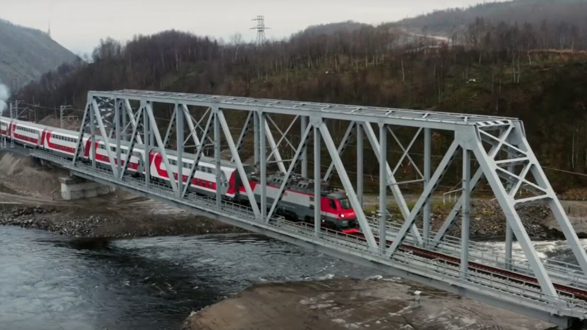 Новый мост и первый двухэтажный пассажирский поезд, проследовавший через него, 12.10.2020, источник фото https://severpost.ru/