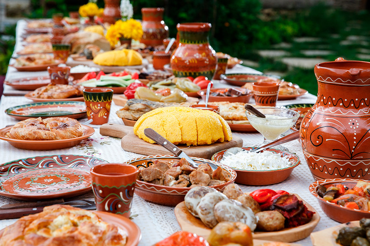 голубцы по-трансильвански. праздничный стол с грузинскими блюдами. армянский. кус кус алжир. грузинский стол.