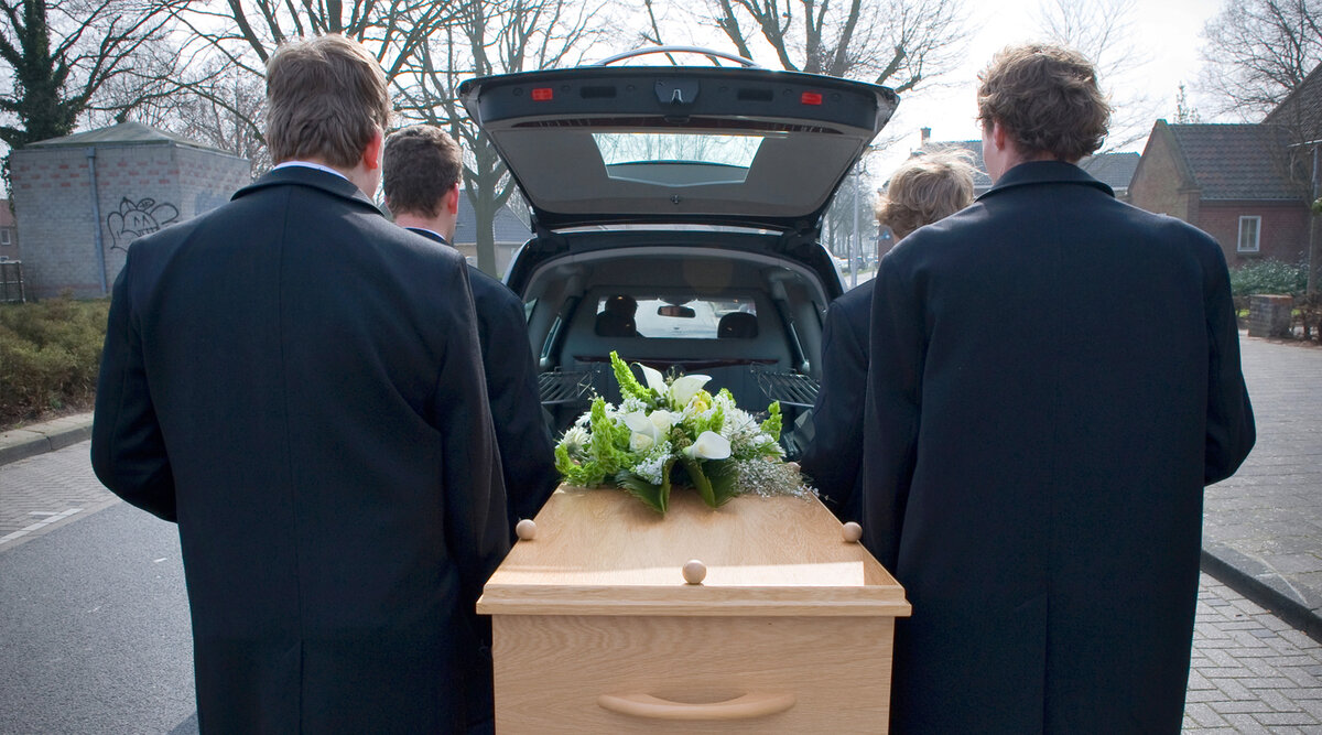Почему покойников выносят ногами вперед: интересные факты и объяснения