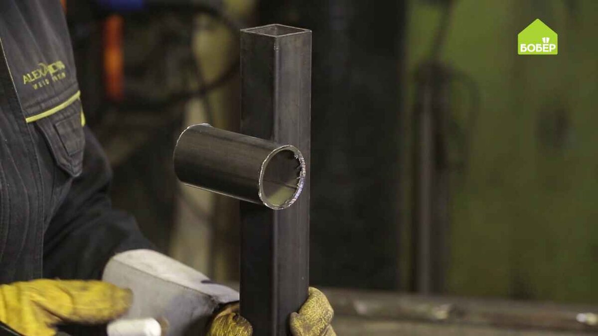 Обязательно проварите два боковых вертикальных шва, а также глубокий горизонтальный шов. Если вы используете полуавтоматическую сварку, сделать это будет довольно просто.