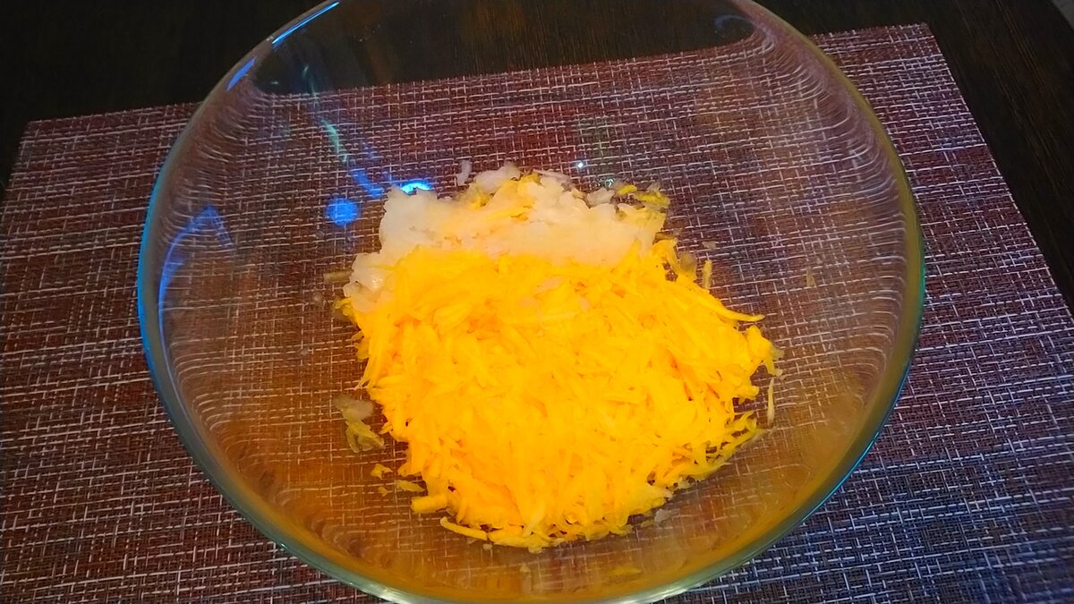 тыкву и лук измельчаем на терке