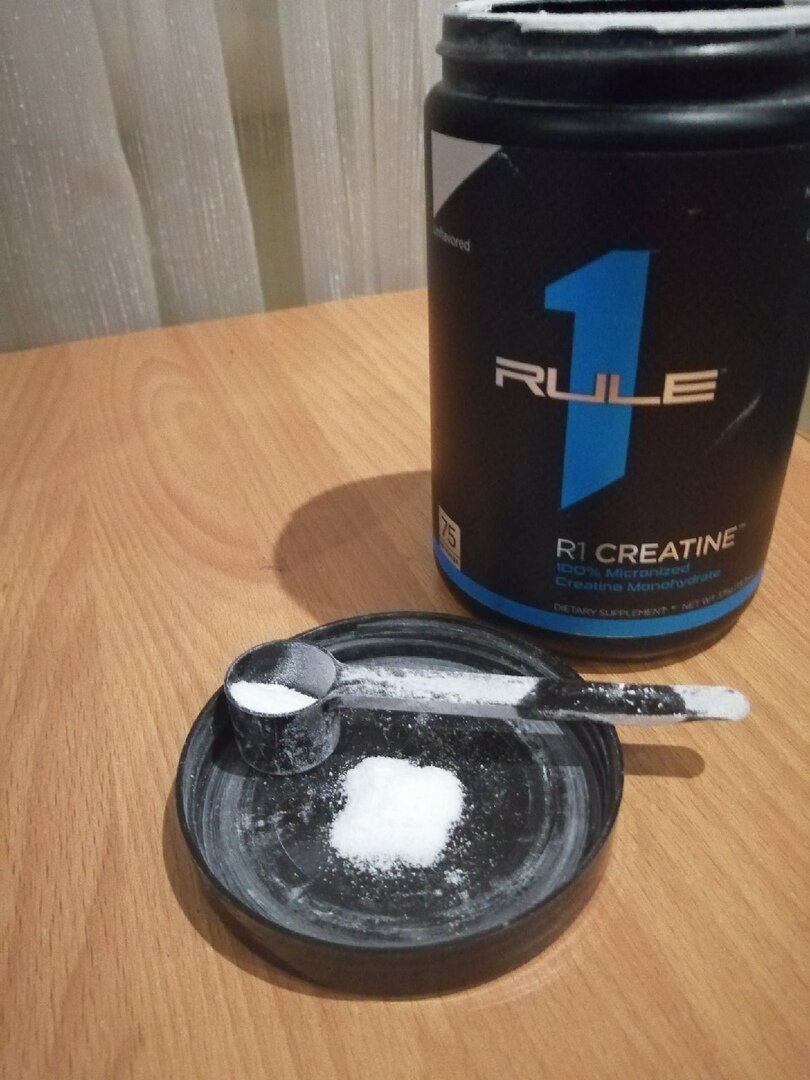 на фото Creatin и рыбий жир в капсулах(omega 3).