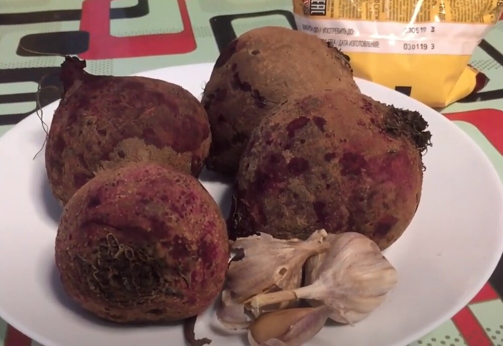 Отвариваем, остужаем свеклу