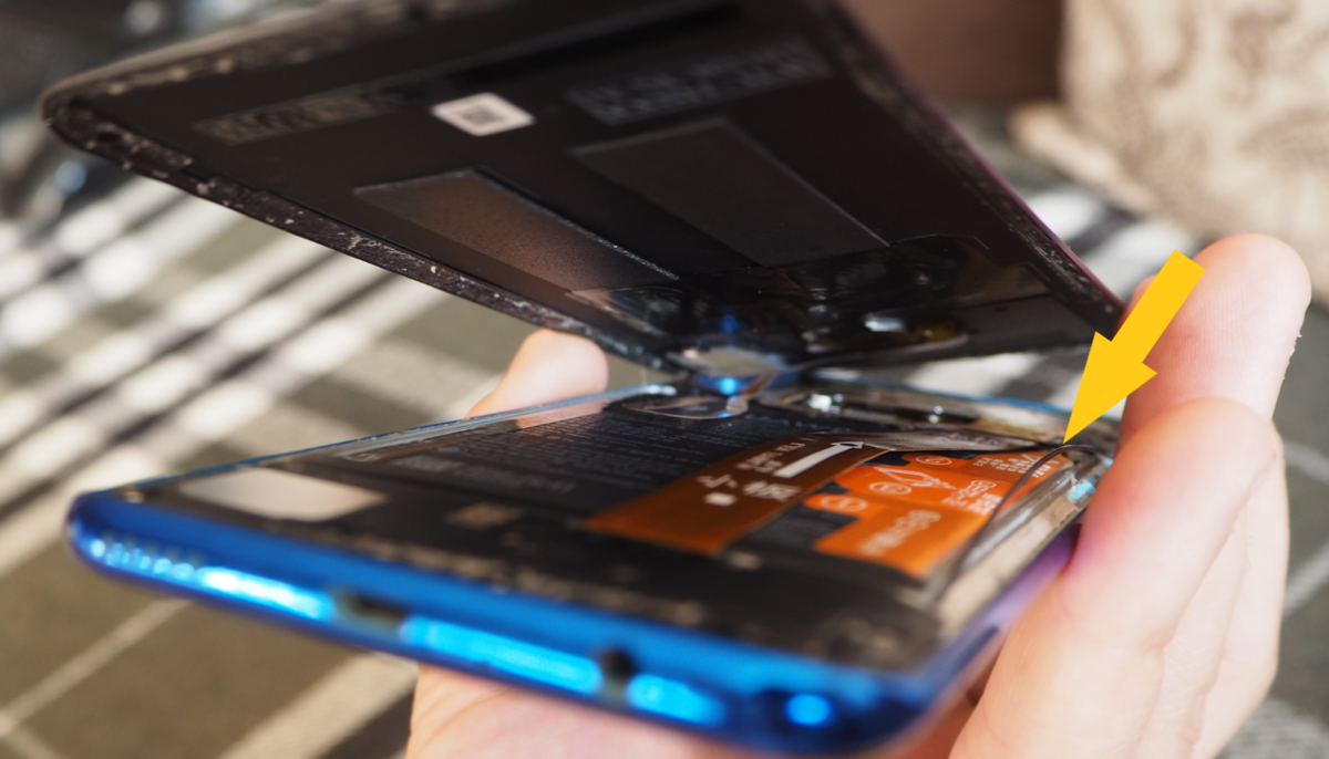 Чуть не выдернул кабель антенны. Не вставляйте нож глубже нескольких миллиметров и перепроверяйте что вы режете