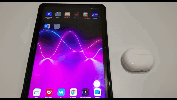Открытие кейса у Huawei FreeBuds