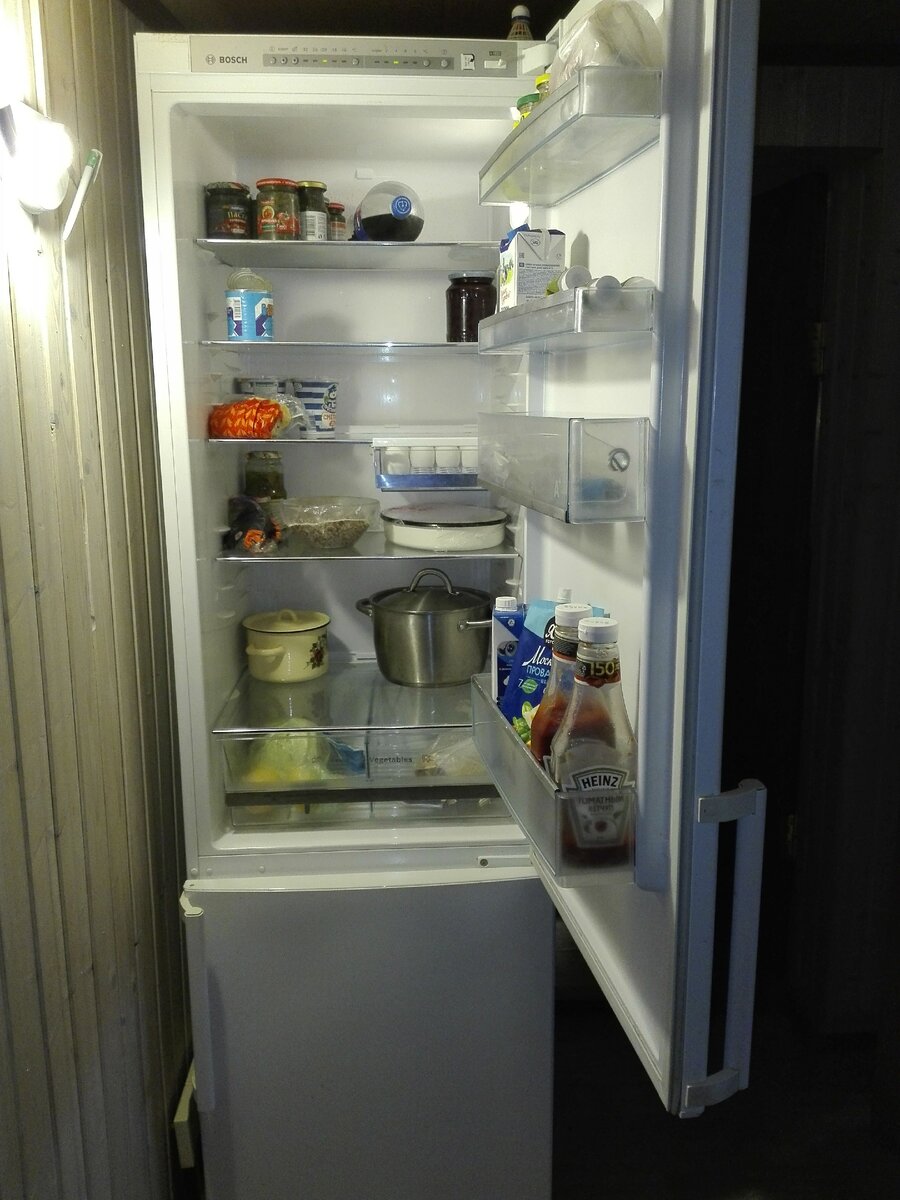 Почти пустой холодильник