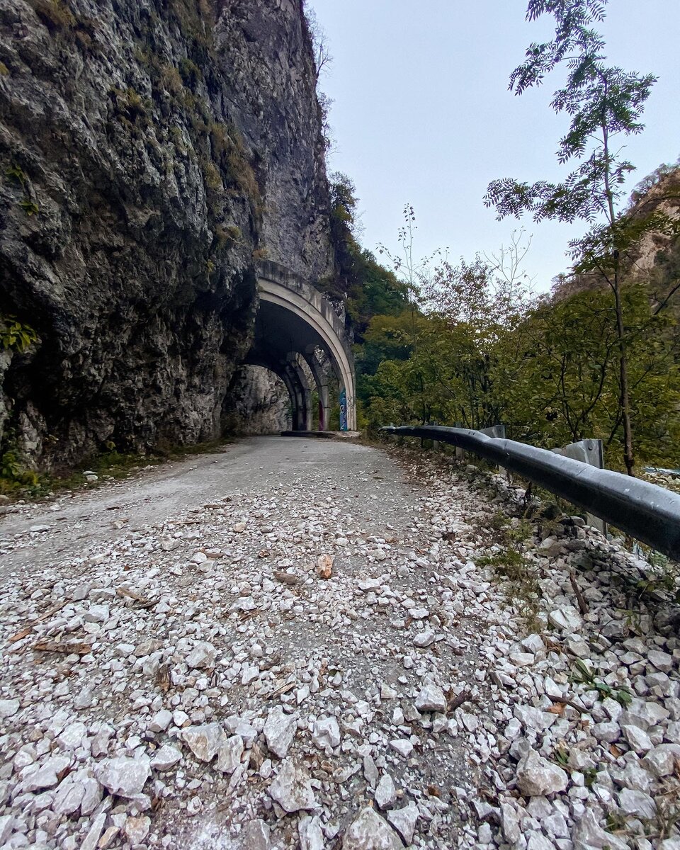 Камнепад на скальной дороге