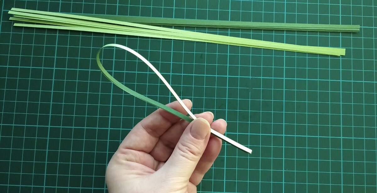 складываю полоски пополам (темная полоска внутрь)