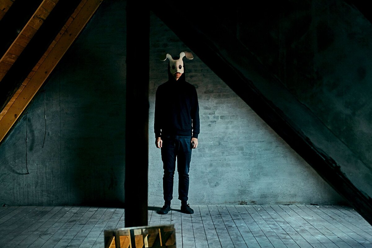 Брайан Батц-вокалист группы  "Sleep Party people" в маске 