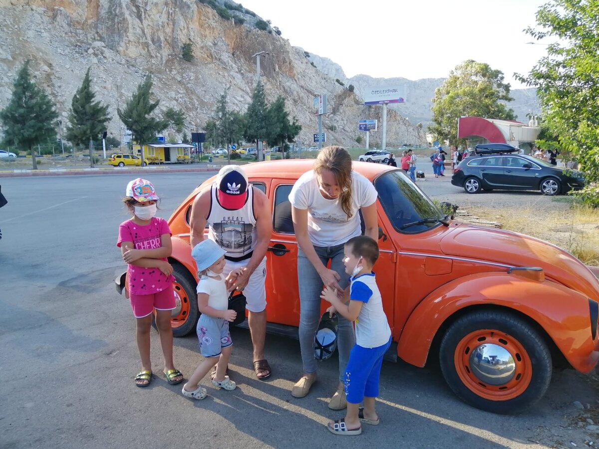 Хотели сфотографироваться возле похожего автомобиля  всей семьей, но малыши были решительно против...