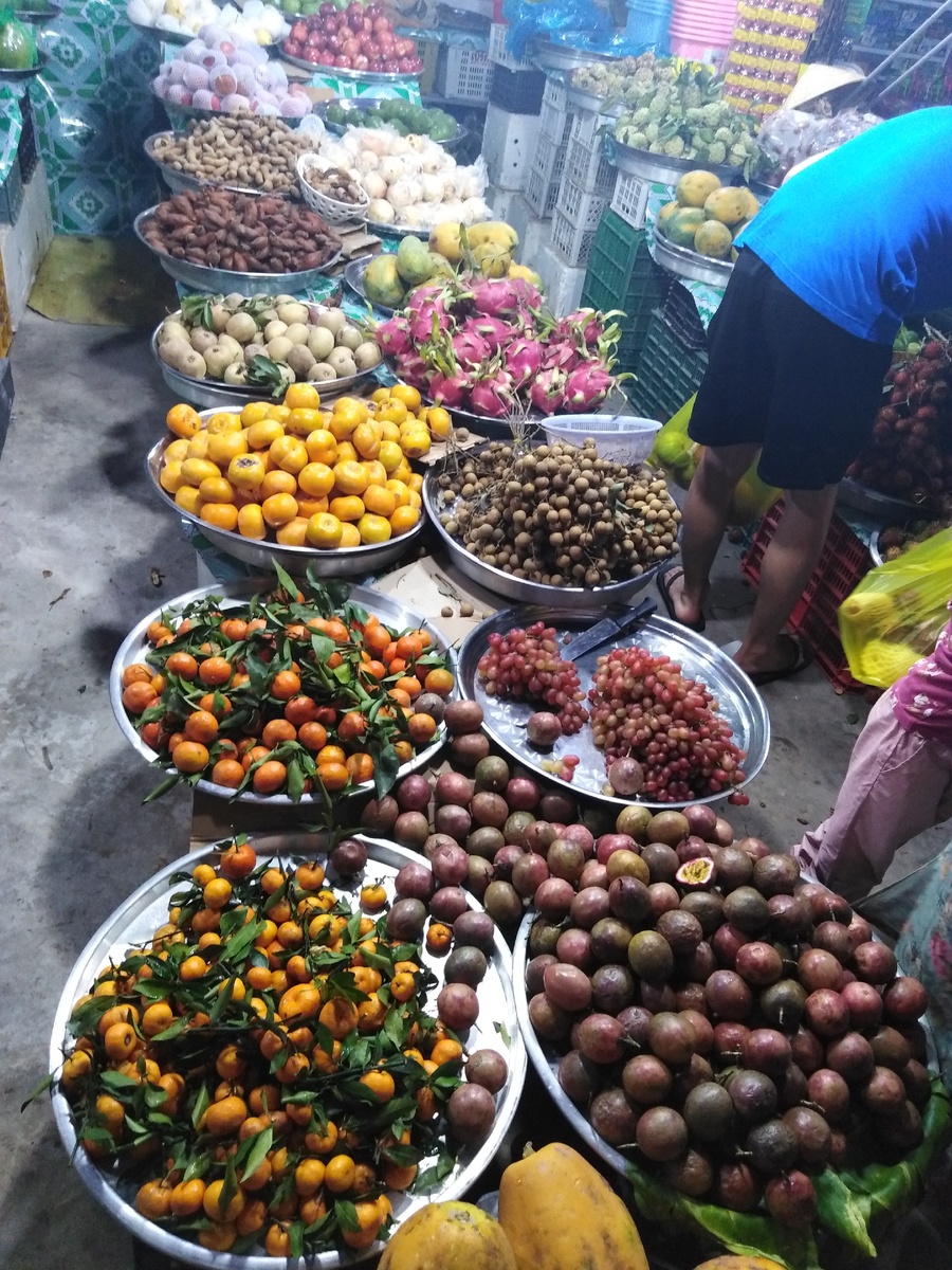 Фрукты вообще.... На 100-200 р. - можно два пакета унести.