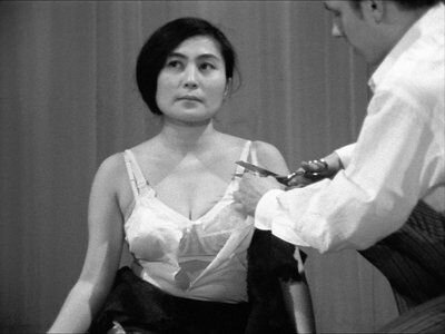 Перформанс известной художницы-концептуалистки Йоко Оно под названием «Отрежь кусок» был одной из первых работ в мире искусства, которая могла совершиться лишь при вовлечении в нее зрителей.