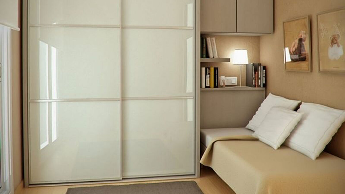 Шкаф-купе на заказ с матовым остеклением.