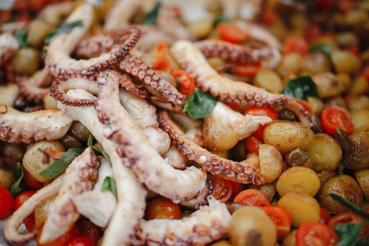 Теплый салат с осьминогом на весенней Спагеттате